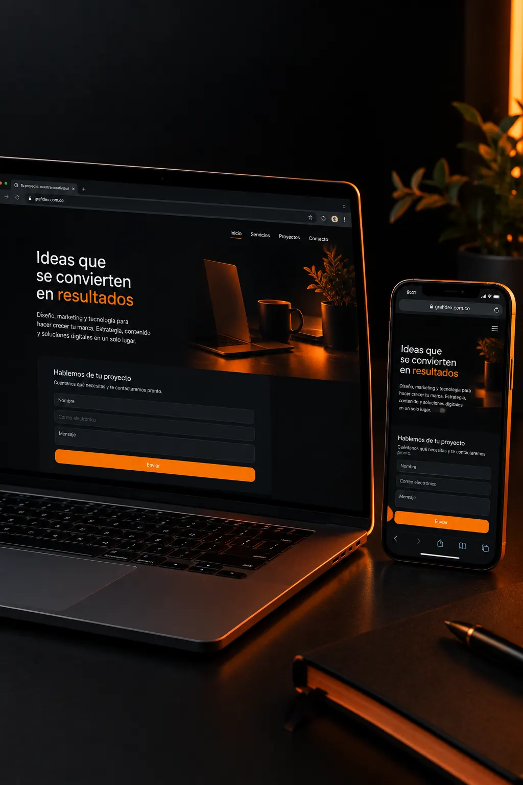 Portátil y celular mostrando un sitio web con formulario de contacto